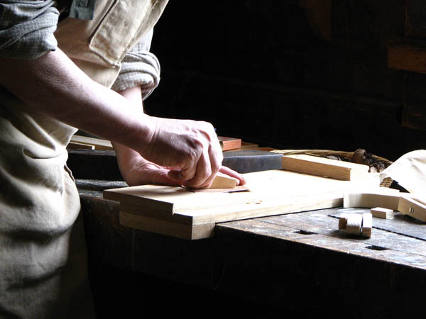 Nuestro equipo de profesionales cuenta  con muchos años de contrastada <strong>experiencia</strong> en el sector de la <strong>carpintería de madera en Izagaondoa</strong>.